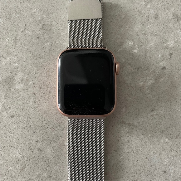 Apple watch 4 - Picture 1 of 12